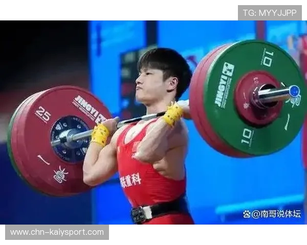 举重教练身材太好被误以为选手